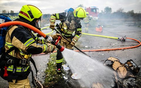 Berlins Innenverwaltung will schnelle Prüfung: War die La-Ola-Welle eines Feuerwehrmanns für die Bauernproteste eine Straftat? - Foto: presseportal.de