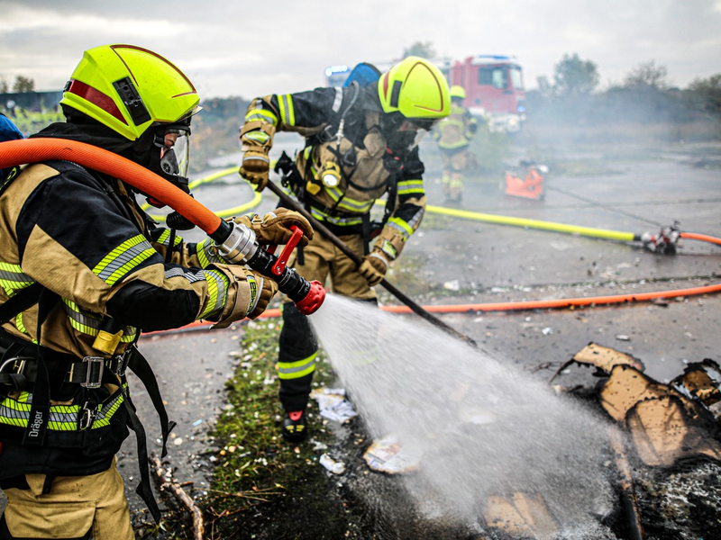 Berlins Innenverwaltung will schnelle Prüfung: War die La-Ola-Welle eines Feuerwehrmanns für die Bauernproteste eine Straftat? - Foto: presseportal.de