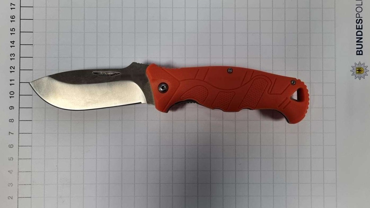 BPOL NRW: 30-Jähriger entwendet Kinderspielzeug - Bundespolizei stellt Einhandmesser sicher - Foto: presseportal.de