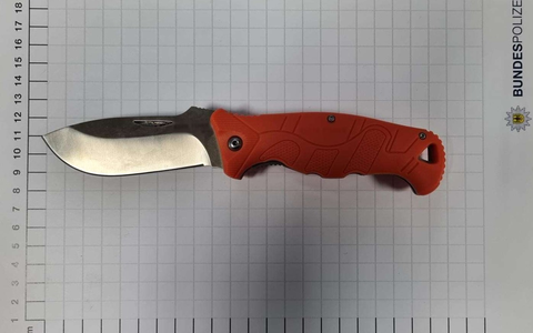 BPOL NRW: 30-Jähriger entwendet Kinderspielzeug - Bundespolizei stellt Einhandmesser sicher - Foto: presseportal.de BPOL NRW: 30-Jähriger entwendet Kinderspielzeug - Bundespolizei stellt Einhandmesser sicher - Foto: presseportal.de