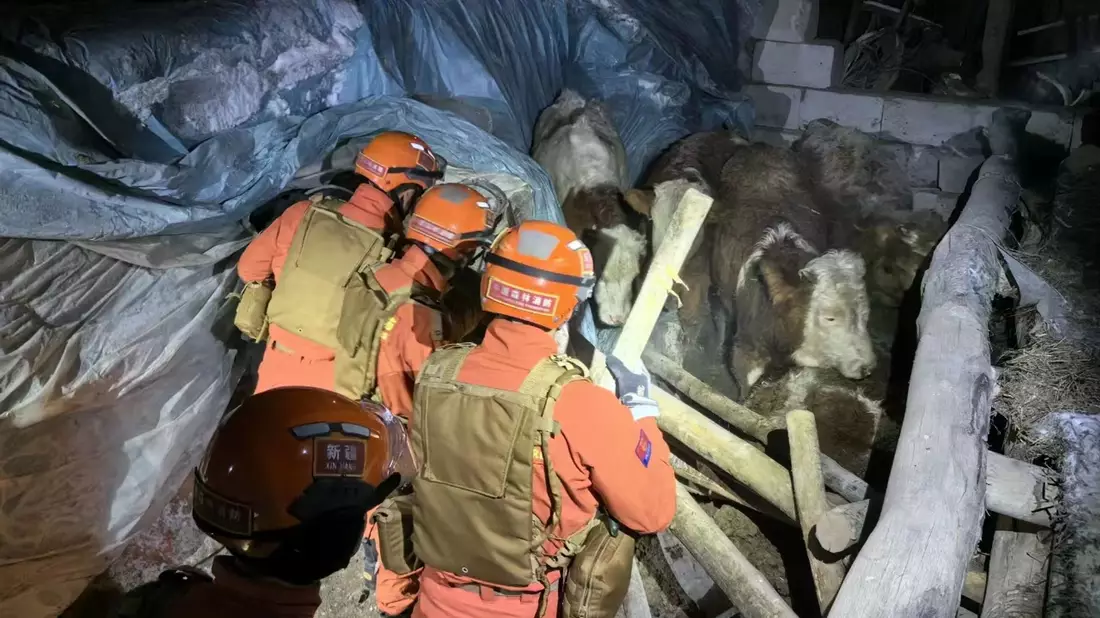 Rettungskräfte in der Gemeinde Yamansu im Einsatz. - Bild: Wang Xudong/XinHua/dpa