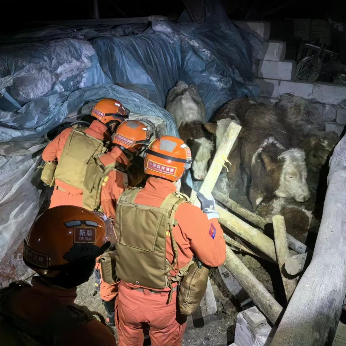 Rettungskräfte in der Gemeinde Yamansu im Einsatz. - Foto: Wang Xudong/XinHua/dpa