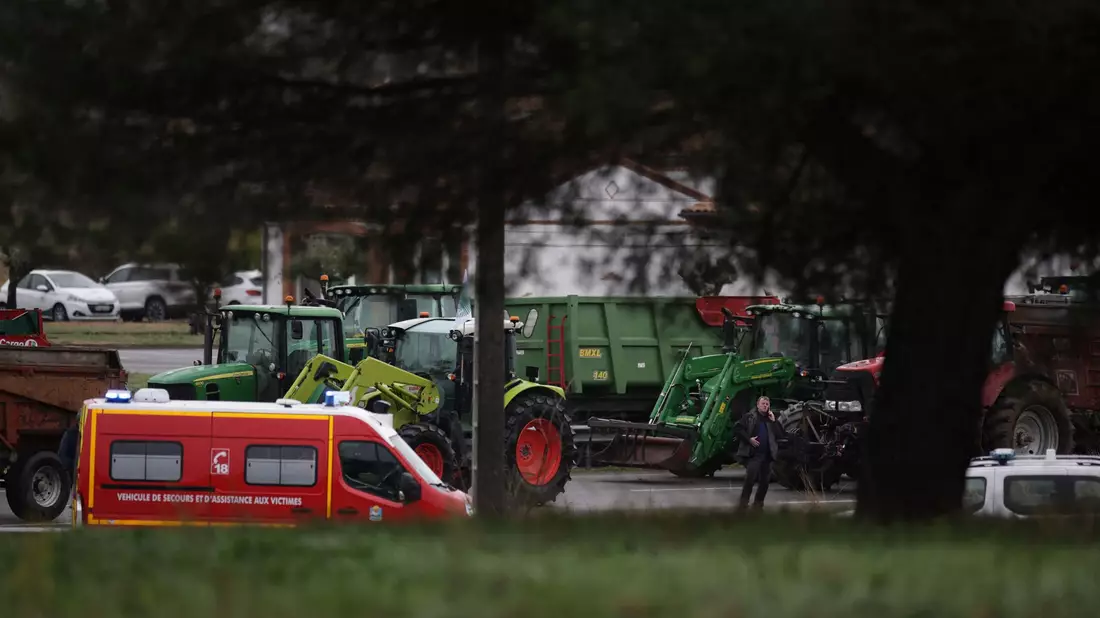 Ein Feuerwehrfahrzeug in der Nähe des Ortes, an dem die Landwirtin zum Tode kam. - Bild: Valentine Chapuis/AFP/dpa