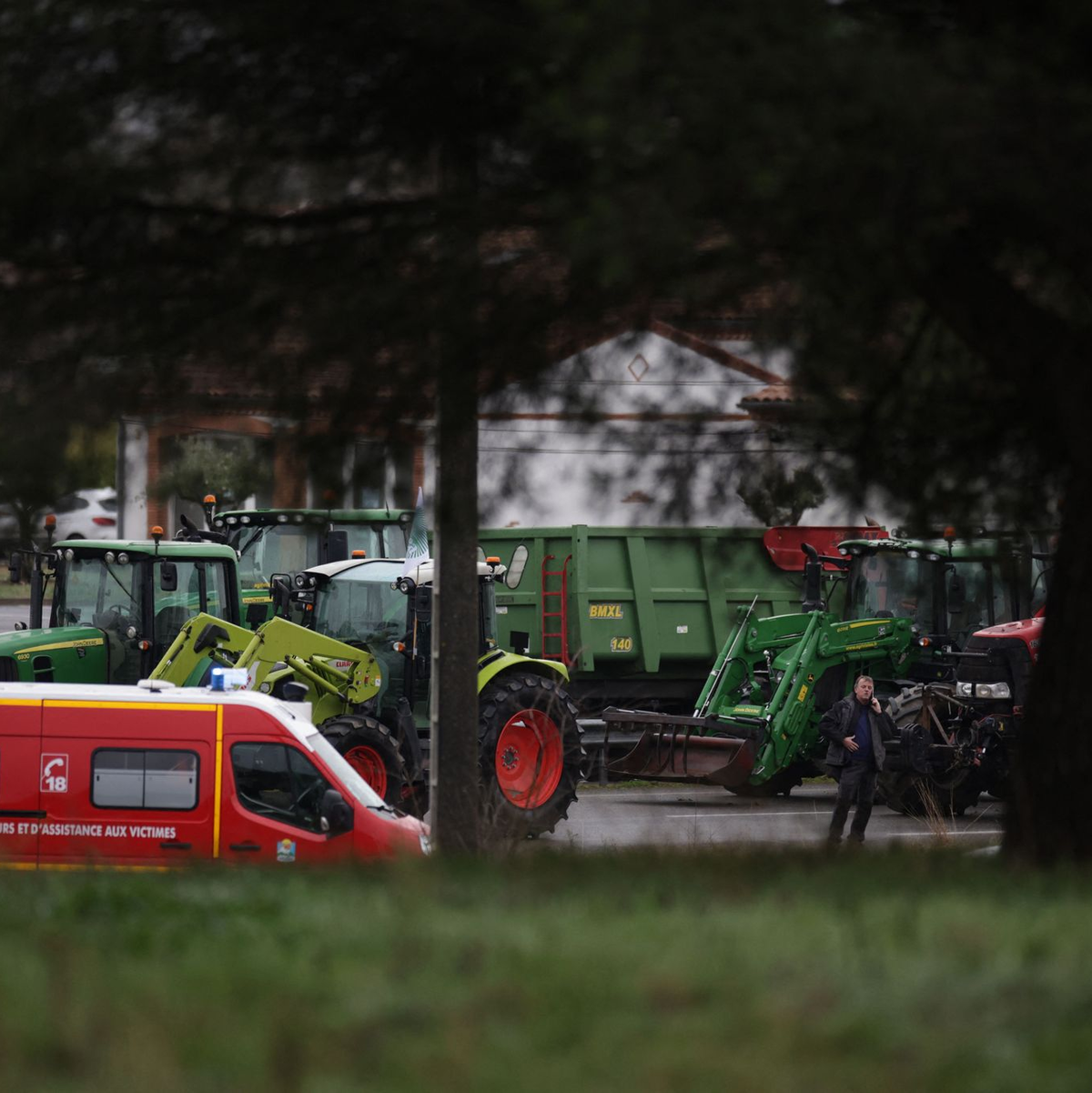 Ein Feuerwehrfahrzeug in der Nähe des Ortes, an dem die Landwirtin zum Tode kam. - Foto: Valentine Chapuis/AFP/dpa