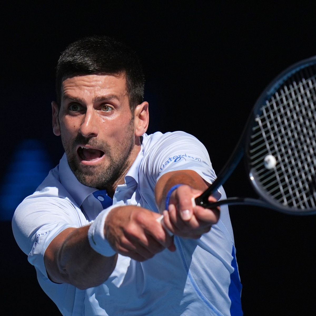 Titelverteidiger Novak Djokovic ist bei den Australian Open weiter nicht in Topform. - Foto: Andy Wong/AP/dpa