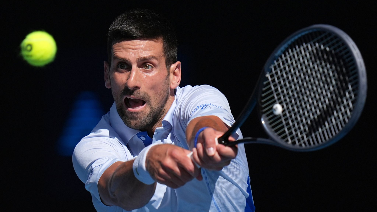 Titelverteidiger Novak Djokovic ist bei den Australian Open weiter nicht in Topform. - Foto: Andy Wong/AP/dpa