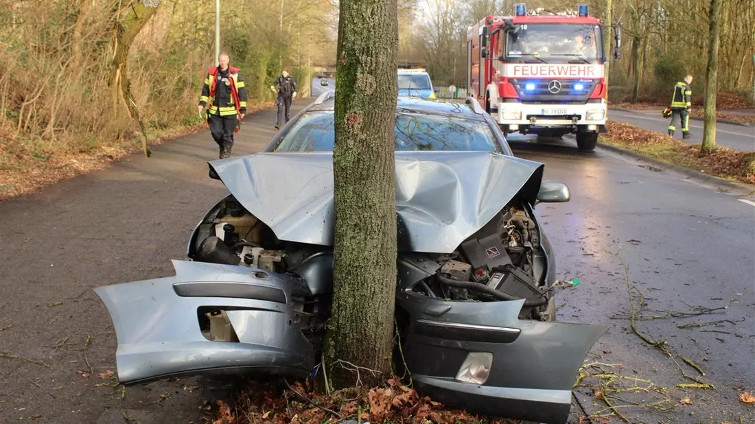 POL-NE: Alkoholisierter Autofahrer kollidiert frontal mit Baum - Bild: presseportal.de