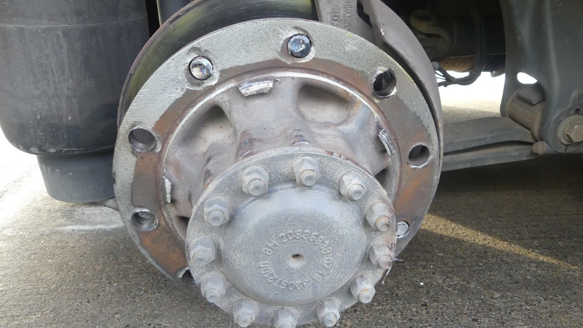 POL-CUX: Technischer Defekt - Sattelzug verliert aufgrund gebrochener Radbolzen zwei Reifen auf der BAB (Lichtbild in der Anlage) - Foto: presseportal.de