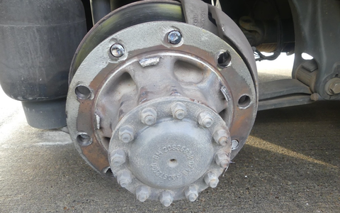 POL-CUX: Technischer Defekt - Sattelzug verliert aufgrund gebrochener Radbolzen zwei Reifen auf der BAB (Lichtbild in der Anlage) - Foto: presseportal.de