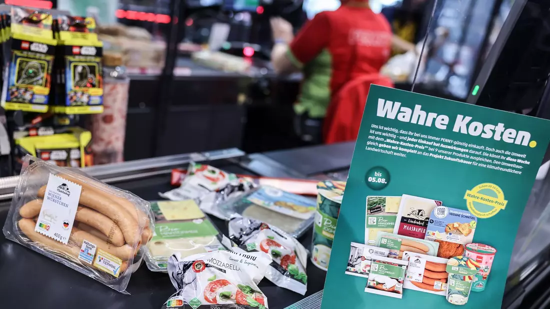 Bei der «Wahre-Kosten-Aktion» des Discounters Penny gab es interessante Ergebnisse. - Bild: Oliver Berg/dpa