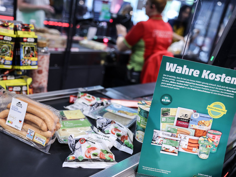 Bei der «Wahre-Kosten-Aktion» des Discounters Penny gab es interessante Ergebnisse. - Foto: Oliver Berg/dpa