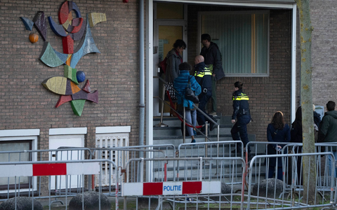 Zwei niederländische Polizeibeamte betreten das Hochsicherheitsgebäude des Gerichts. - Foto: Peter Dejong/AP/dpa