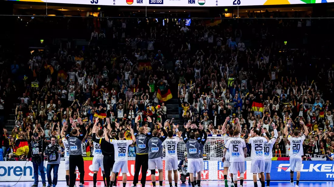 Beim Sieg der deutschen Handballer gegen Ungarn wurden die Zuschauer zum achten Mann. - Bild: Tom Weller/dpa