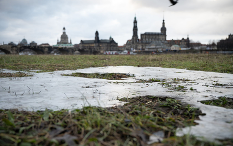 Die Elbwiesen gegenüber der historischen Dresdner Altstadtkulisse sind vom letzten Hochwasser gefroren. - Foto: Robert Michael/dpa Die Elbwiesen gegenüber der historischen Dresdner Altstadtkulisse sind vom letzten Hochwasser gefroren. - Foto: Robert Michael/dpa