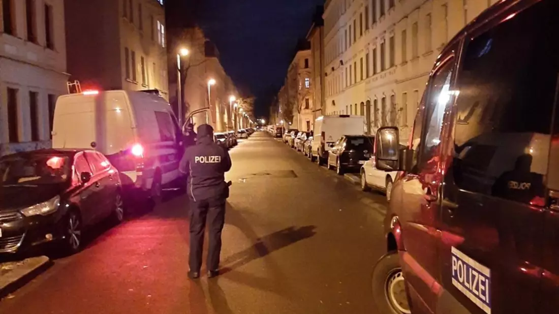 BPOL Halle: Verdacht des bandenmäßigen Einschleusens von Ausländern Zwei Beschuldigte festgenommen Umfangreiche Durchsuchungsmaßnahmen in Leipzig, Schweinfurt und Troisdorf realisiert - Bild: presseportal.de