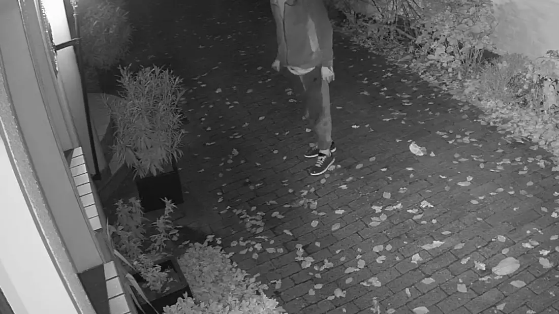 POL-H: Hannover-Kleefeld: Unbekannter Einbrecher gesucht - Wer kann Hinweise zu dem Mann geben? - Bild: presseportal.de