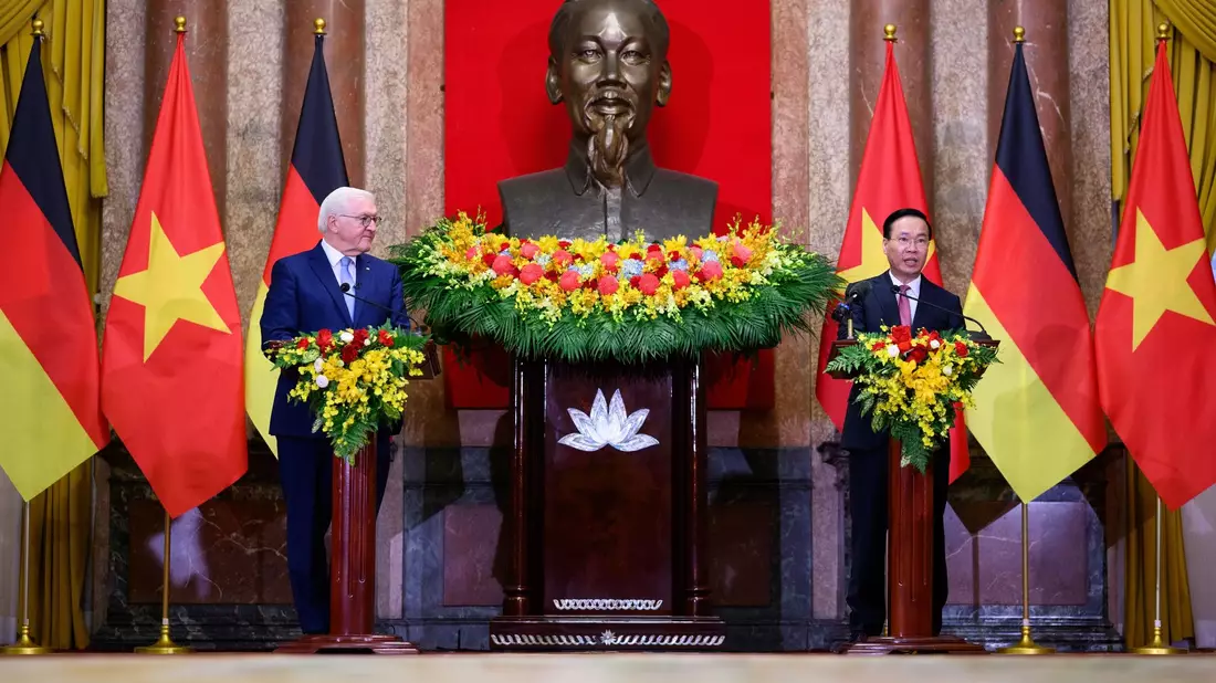 Bundespräsident Frank-Walter Steinmeier und der vietnamesische Staatspräsident Vo Van Thuong in Hanoi. - Bild: Bernd von Jutrczenka/dpa