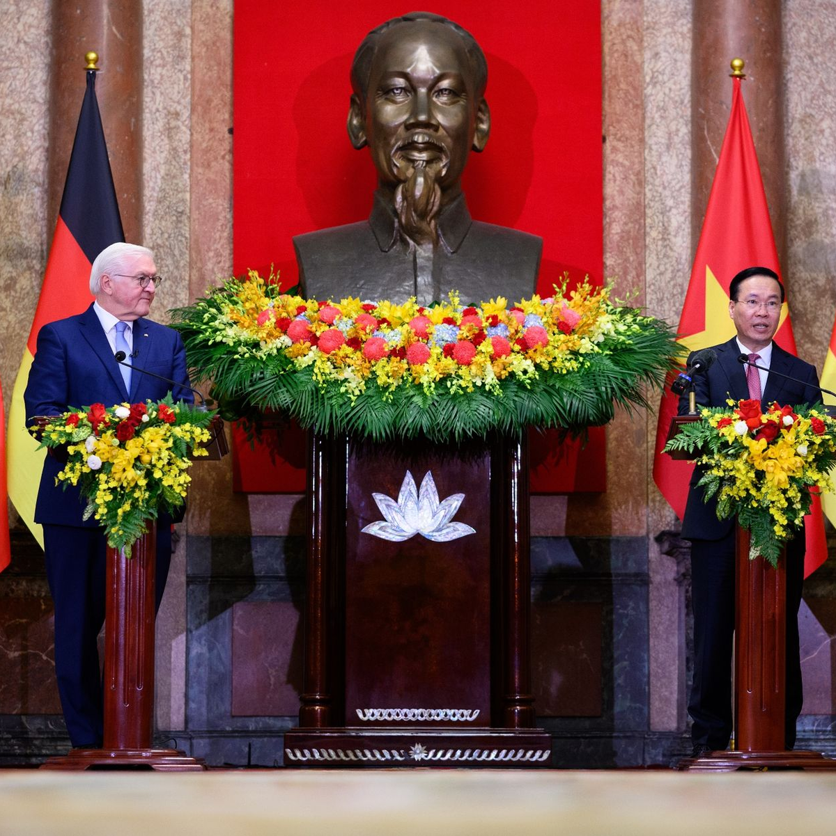 Bundespräsident Frank-Walter Steinmeier und der vietnamesische Staatspräsident Vo Van Thuong in Hanoi. - Foto: Bernd von Jutrczenka/dpa