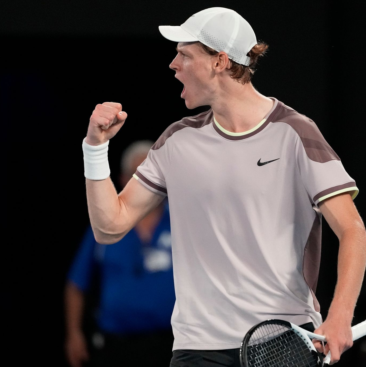 Der Italiener Jannik Sinner jubelt nach seinem Sieg. - Foto: Alessandra Tarantino/AP/dpa