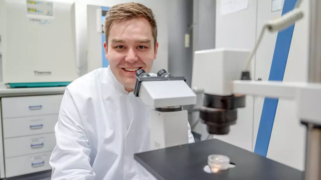 Der Paul Ehrlich-und-Ludwig Darmstaedter-Nachwuchspreis geht an den Chemiker Johannes Karges. - Bild: Katja Marquard/Ruhr-Universität Bochum/dpa