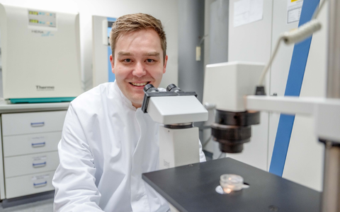 Der Paul Ehrlich-und-Ludwig Darmstaedter-Nachwuchspreis geht an den Chemiker Johannes Karges. - Foto: Katja Marquard/Ruhr-Universität Bochum/dpa