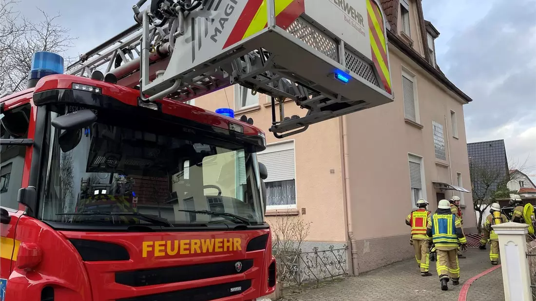 FF Bad Salzuflen: Zwei Menschen bei Küchenbrand zum Teil schwer verletzt / Feuer in der Baumstraße ist schnell unter Kontrolle. Einige Rettungskräfte müssen danach direkt in den Folgeeinsatz - Bild: presseportal.de