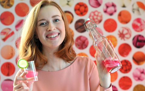 Model Christin hält auf der Internationalen Süßwarenmesse ein Glas Wodka in der Hand, das mit Sweet Shots-Bonbonmasse versetzt wurde. - Foto: Federico Gambarini/dpa Model Christin hält auf der Internationalen Süßwarenmesse ein Glas Wodka in der Hand, das mit Sweet Shots-Bonbonmasse versetzt wurde. - Foto: Federico Gambarini/dpa