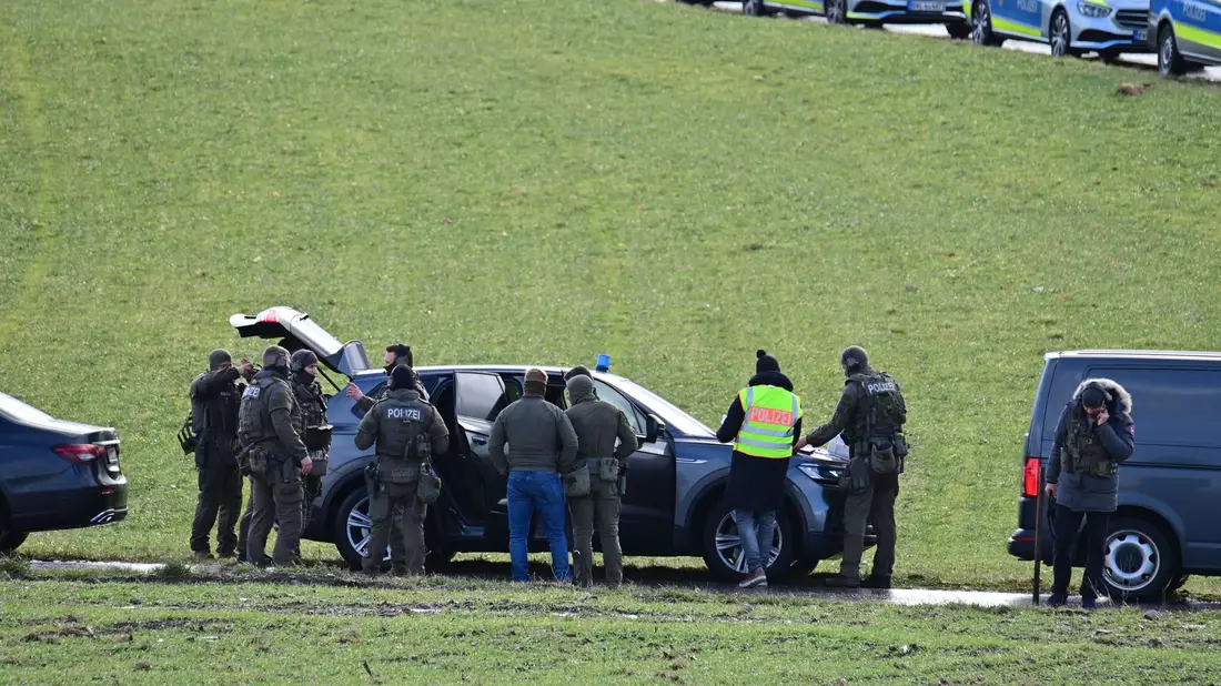 Mitglieder eines Spezialeinsatzkommandos der Polizei besprechen sich nach der eskalierten Zwangsräumung. - Bild: Roland Sprich/Südkurier/dpa
