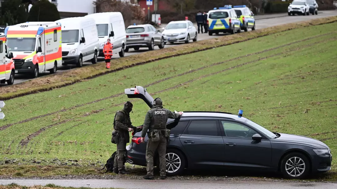 Auch eine Drohne war bei dem Polizeieinsatz dabei. - Bild: Bernd Weißbrod/dpa