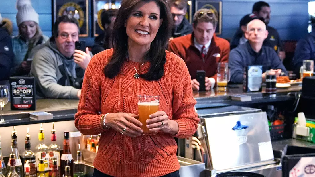 Die 52-jährige Nikki Haley, die als Diplomatin einst Trumps Außenpolitik auf internationaler Bühne zu vertreten hatte, hat aufgeholt und erhofft sich ein starkes Ergebnis. - Bild: Charles Krupa/AP/dpa