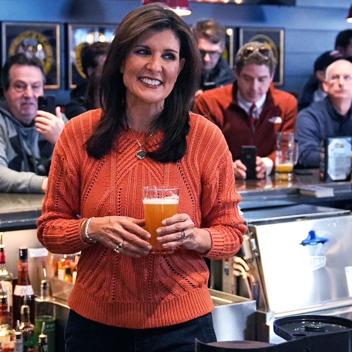 Die 52-jährige Nikki Haley, die als Diplomatin einst Trumps Außenpolitik auf internationaler Bühne zu vertreten hatte, hat aufgeholt und erhofft sich ein starkes Ergebnis. - Foto: Charles Krupa/AP/dpa