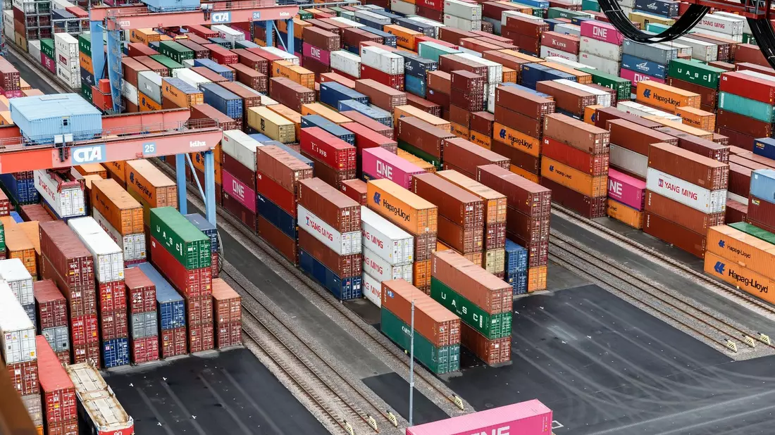 Container im Containerterminal Altenwerder in Hamburg. - Bild: Markus Scholz/dpa