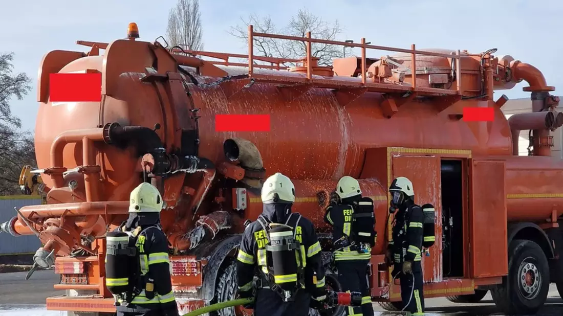 FW Dinslaken: LKW-Brand im Gewerbegebiet Thyssenstrasse. - Bild: presseportal.de