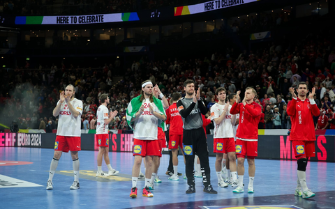 Dänemarks Mikkel Hansen (3.v.l), Torhüter Niklas Landin (M) und weitere Spieler verabschieden sich nach dem Spiel von den Zuschauern. - Foto: Christian Charisius/dpa