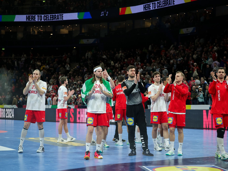 Dänemarks Mikkel Hansen (3.v.l), Torhüter Niklas Landin (M) und weitere Spieler verabschieden sich nach dem Spiel von den Zuschauern. - Foto: Christian Charisius/dpa