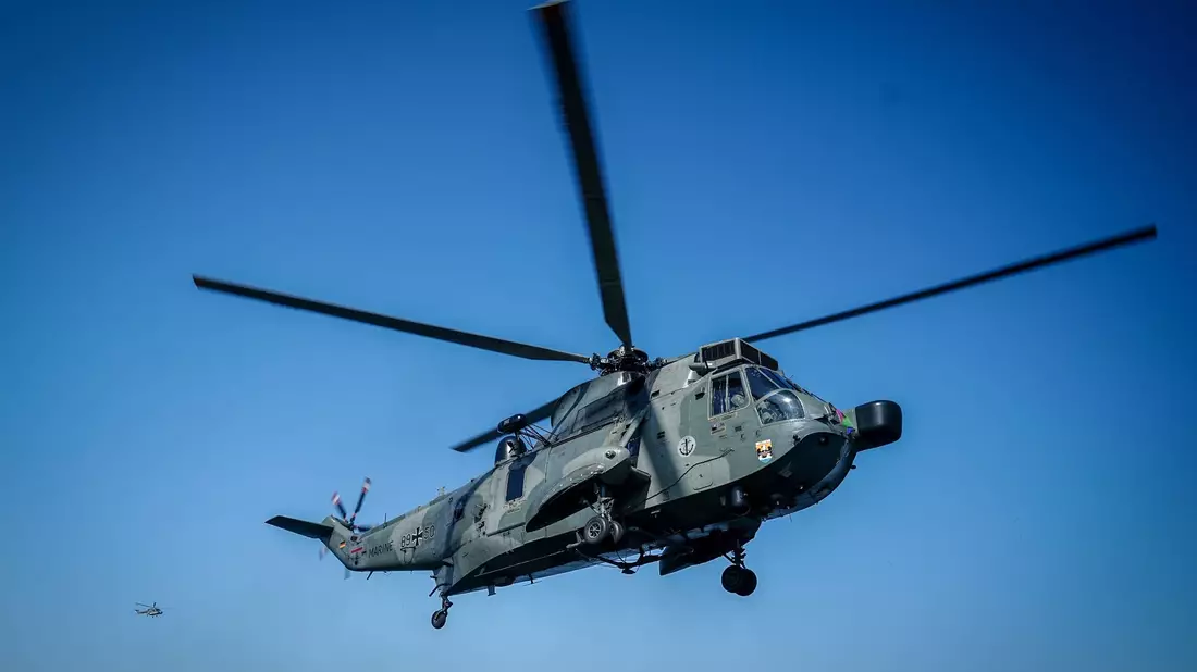 Ein Sea King Mk41-Helikopter bei der Landung. - Bild: Kay Nietfeld/dpa