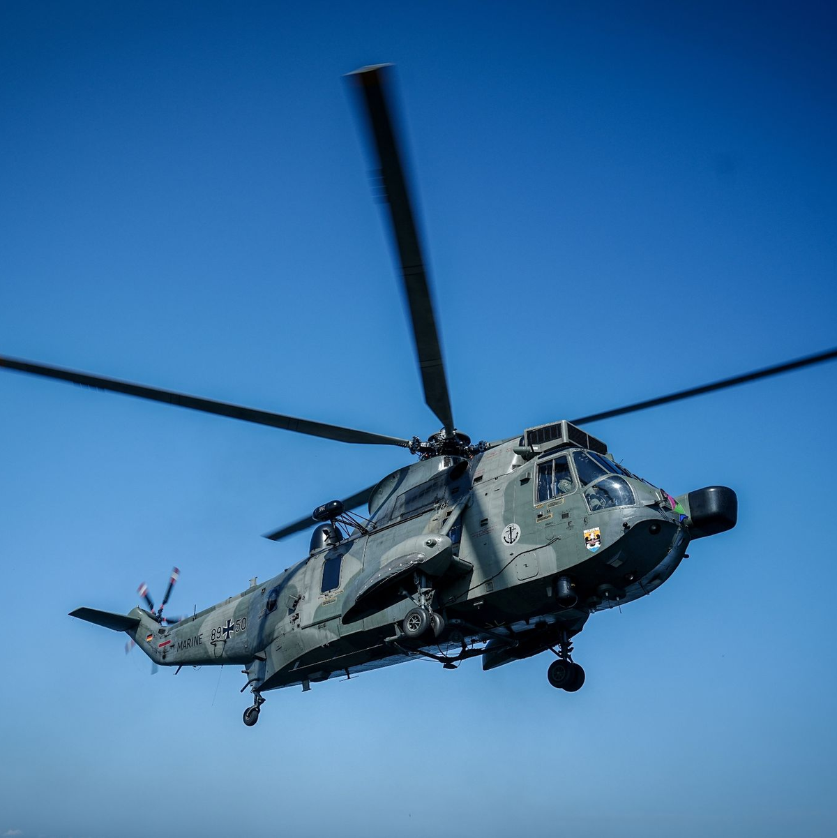 Ein Sea King Mk41-Helikopter bei der Landung. - Foto: Kay Nietfeld/dpa