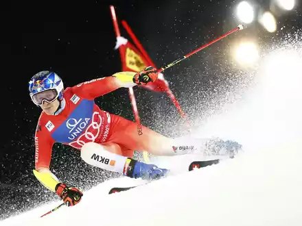 Sieger beim Nachtevent in Schladming: Der Schweizer Marco Odermatt. - Foto: Erwin Scheriau/APA/dpa