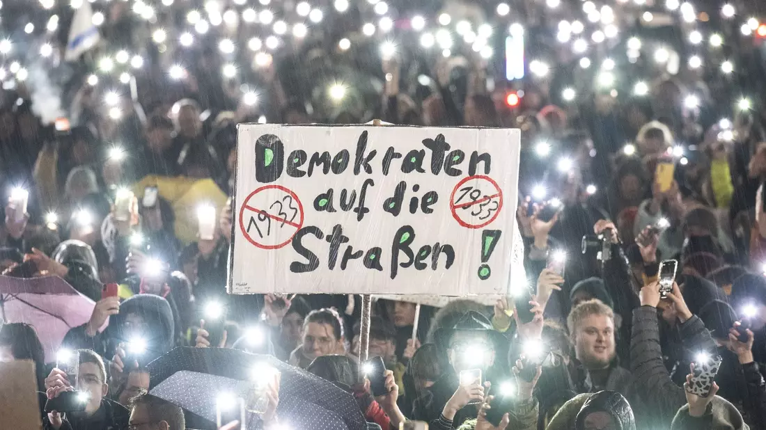 Rund 17.000 Menschen demonstrierten nach Angaben der Polizei allein in Darmstadt. - Bild: Boris Roessler/dpa