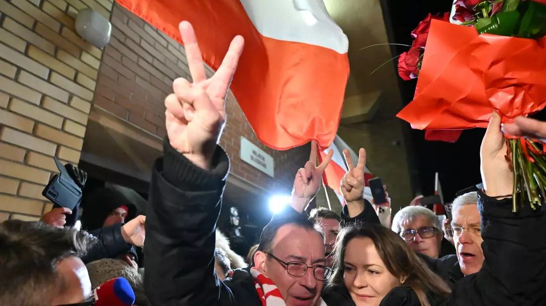 Aus der Haft entlassen: Der ehemalige polnische Innenminister Mariusz Kaminski wird von seiner Frau und seinen Anhängern empfangen. - Bild: Piotr Polak/PAP/dpa