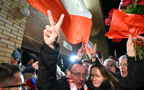 Aus der Haft entlassen: Der ehemalige polnische Innenminister Mariusz Kaminski wird von seiner Frau und seinen Anhängern empfangen. - Foto: Piotr Polak/PAP/dpa