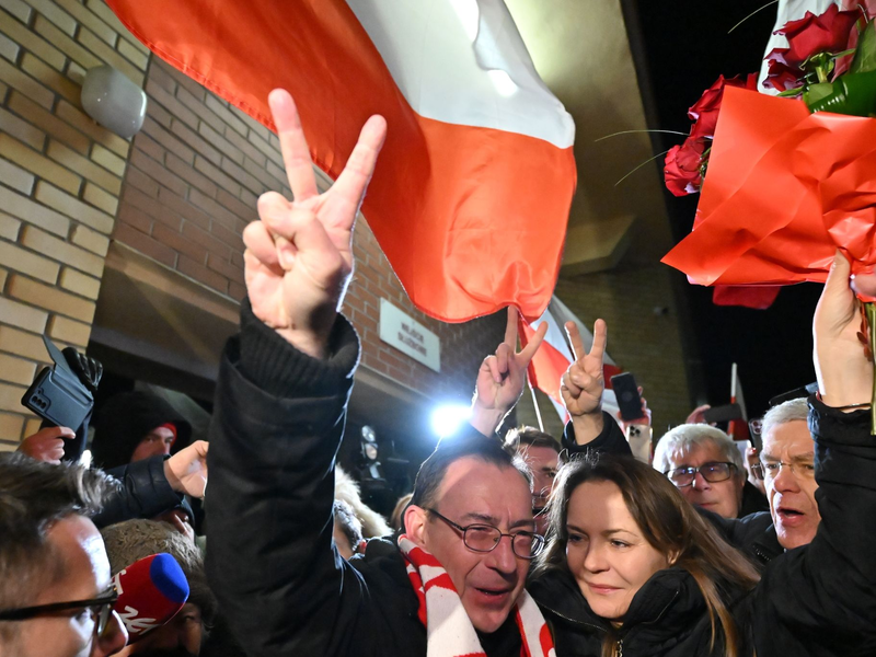 Aus der Haft entlassen: Der ehemalige polnische Innenminister Mariusz Kaminski wird von seiner Frau und seinen Anhängern empfangen. - Foto: Piotr Polak/PAP/dpa