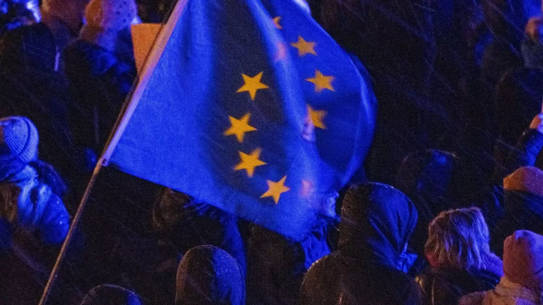 Kampf gegen Menschenhandel soll effektiver werden: Vertreter der EU-Mitgliedstaaten und des Europaparlaments haben sich darauf verständigt, eine bereits existierende Richtlinie zur Strafverfolgung umfassend zu ergänzen (Archivbild). - Bild: Stefan Sauer/dpa