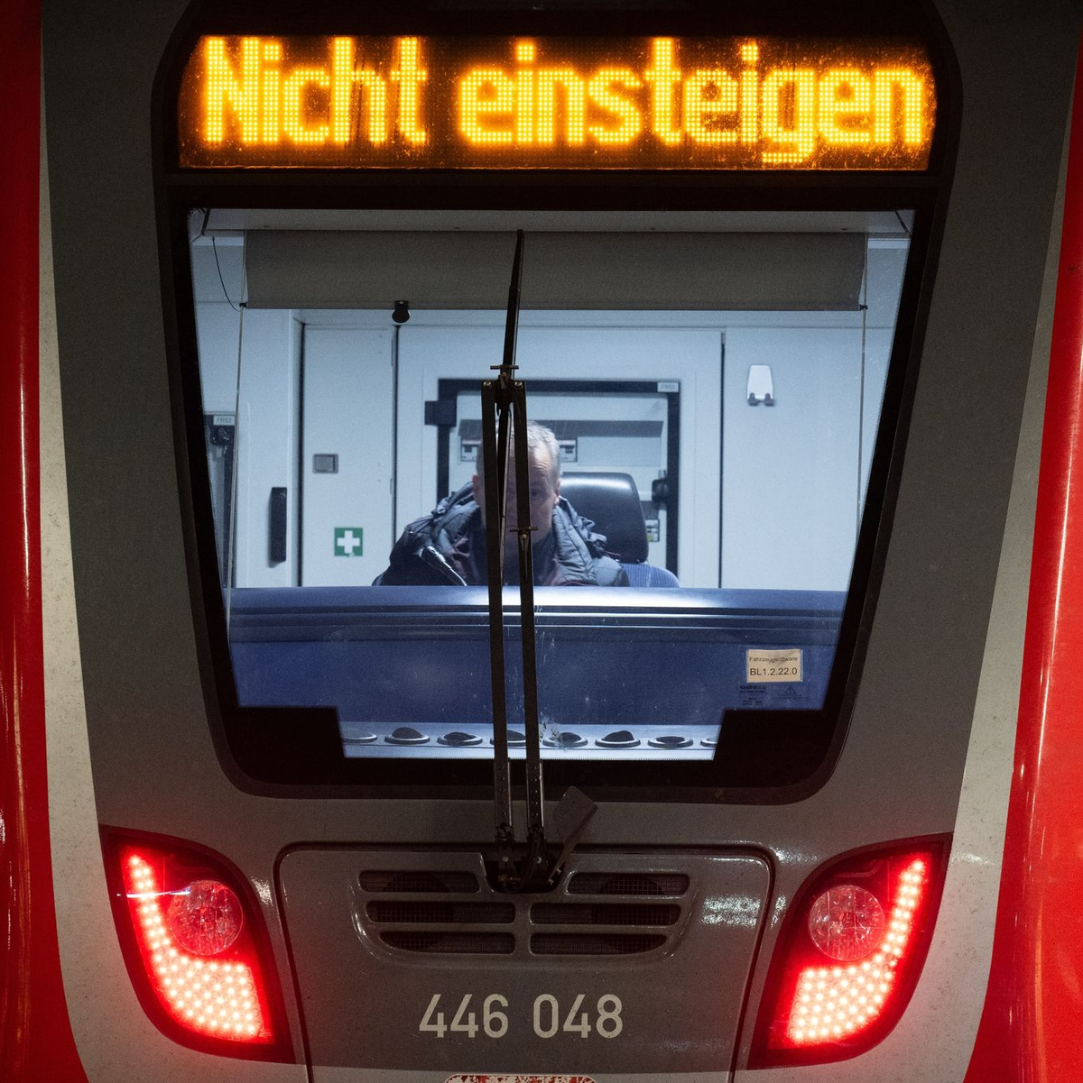 Leere Gleise: Fahrgäste müssen sich in den nächsten Tagen mit erheblichen Einschränkungen im Fern- und Regionalverkehr arrangieren. - Foto: Boris Roessler/dpa