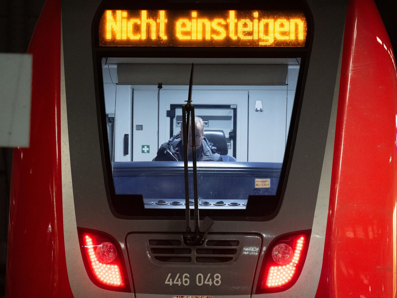 Leere Gleise: Fahrgäste müssen sich in den nächsten Tagen mit erheblichen Einschränkungen im Fern- und Regionalverkehr arrangieren. - Foto: Boris Roessler/dpa