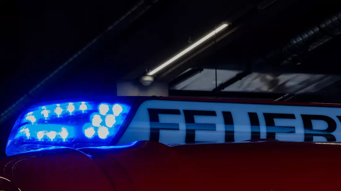 Großeinsatz für die Feuerwehr in Markgröningen: Ein Mehrfamilienhaus brennt (Symbolbild). - Bild: Rolf Vennenbernd/dpa
