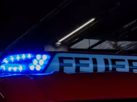 Die Feuerwehr musste in Köln eine illegale Rave-Party beenden. - Foto: Rolf Vennenbernd/dpa
