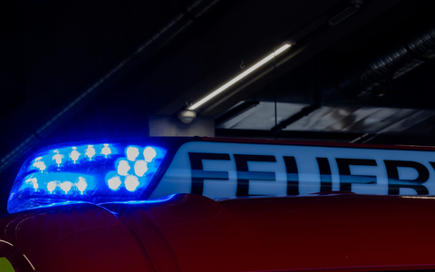 Die Feuerwehr musste in Köln eine illegale Rave-Party beenden. - Foto: Rolf Vennenbernd/dpa