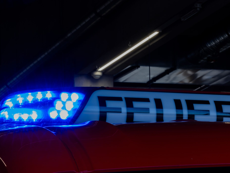 Großeinsatz für die Feuerwehr in Markgröningen: Ein Mehrfamilienhaus brennt (Symbolbild). - Foto: Rolf Vennenbernd/dpa