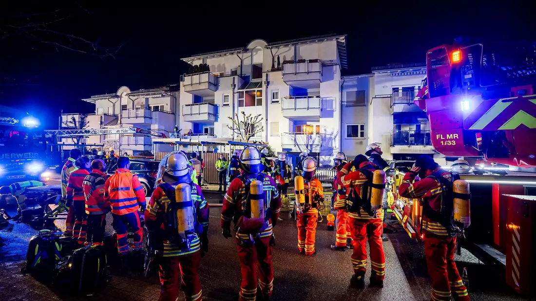 Bei einem Feuer in einem Mehrfamilienhaus in Baden-Württemberg sind drei Menschen ums Leben gekommen. - Bild: Karsten Schmalz/KS-Images.de/dpa